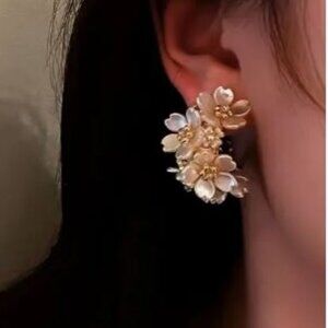 NEW Melanie White and Gold Flower Cluster Hoop Earrings